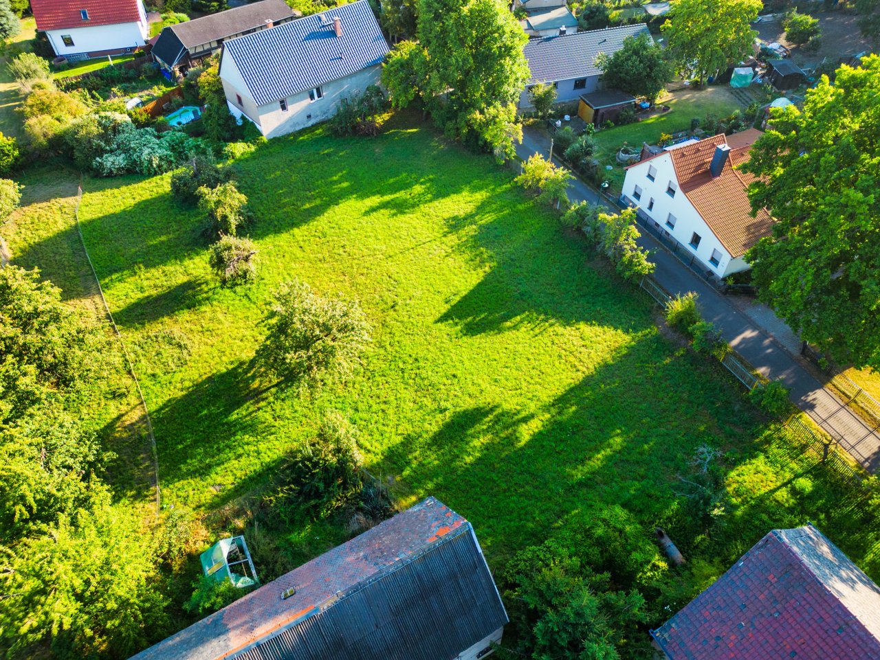 Grundstück von oben im Sommer