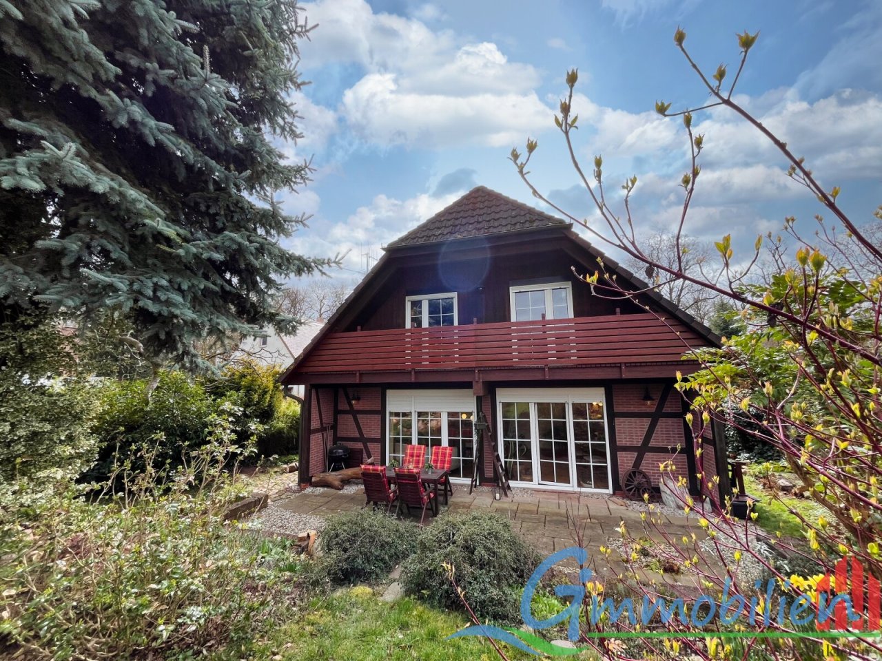 hintere Ansicht mit Terrasse