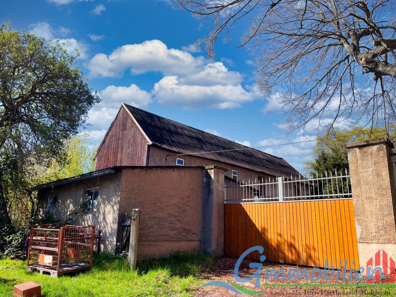 Blick auf Scheune und Garage